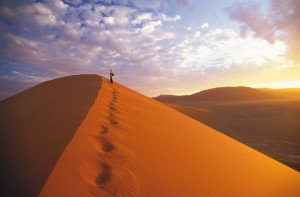 Ein Mann auf einer Wüstendüne - Namibia Reiseinfos